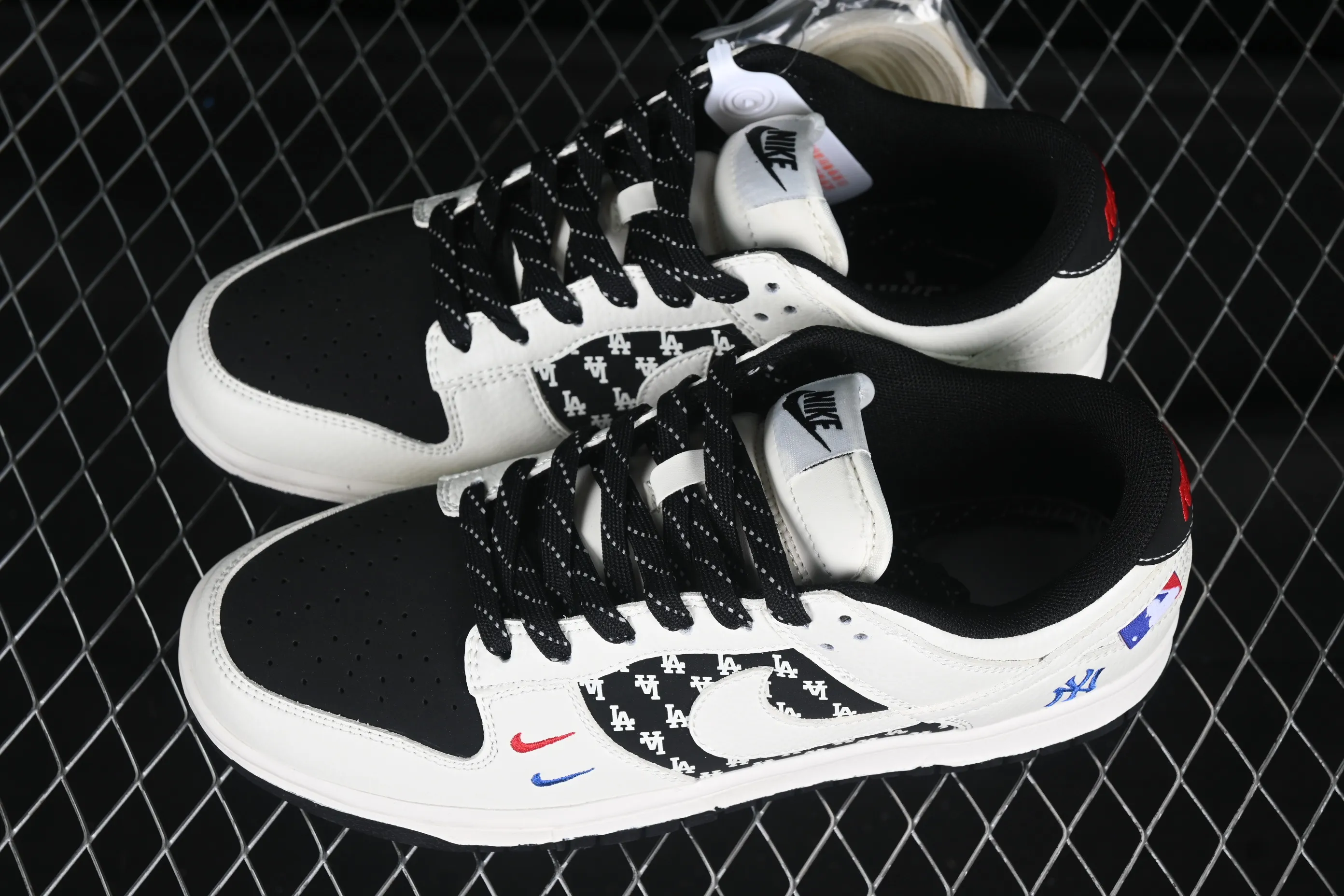 All categories Nk SB Dunk Series Nk SB Dunk Low High-end customized low-top sneakers Nike SB Dunk Low MLB joint brand barrage white hook Anniversary high-end customized low-top casual sneakers CS1688-101